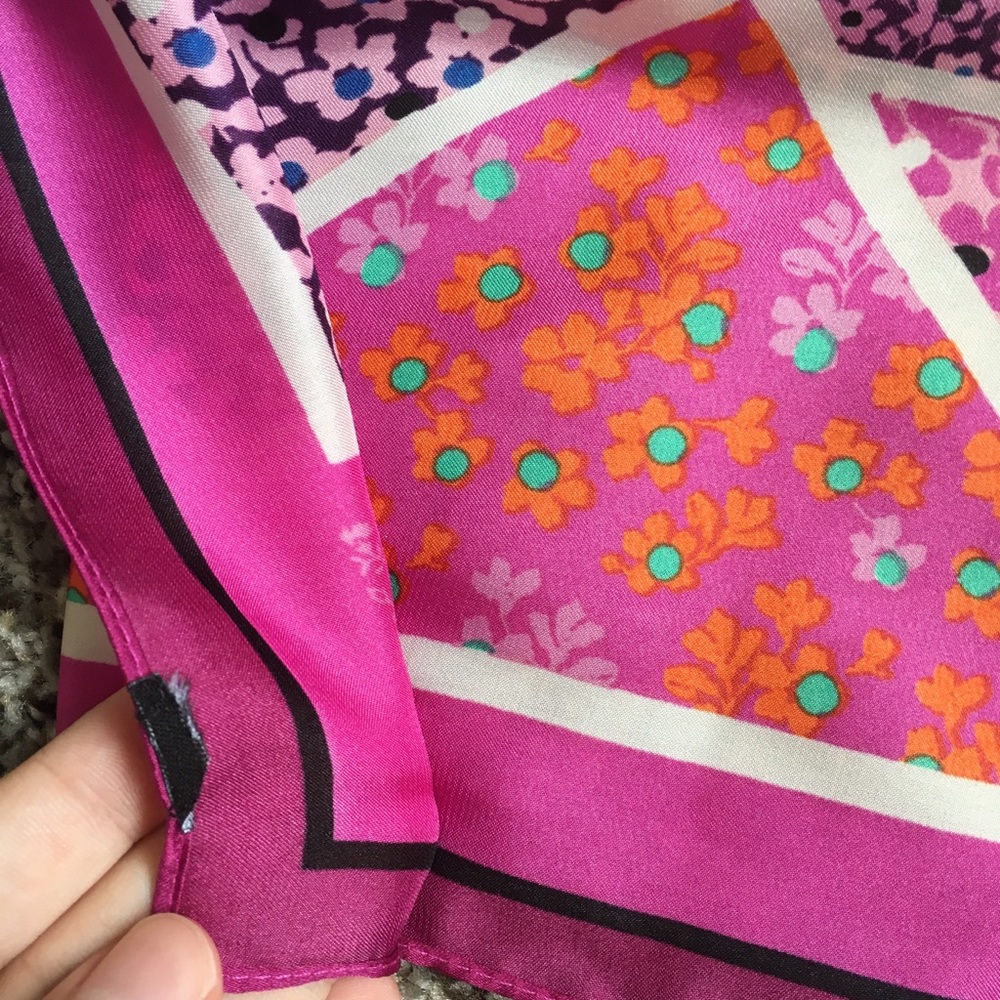 Silky patterned scarf - Picture 4 of 5